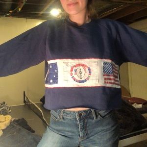 Cropped blue sweatshirt